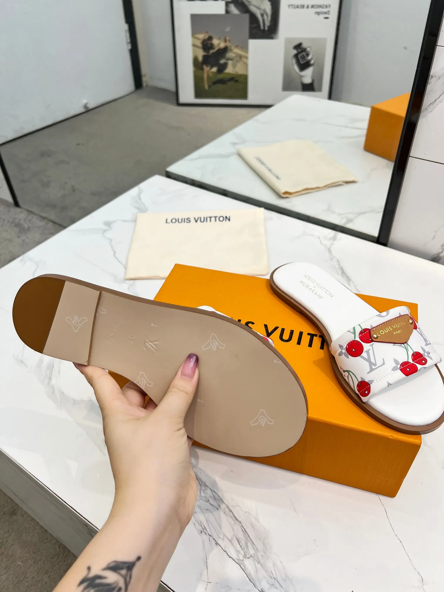 👟👟Ex-factory price 320👟👟 Genuine leather sole +40 Louis Vuitton, 1:1 advanced customization upper, fabric: customized LV special fabric, lining: sheepskin, original molding hardware, code number: 35-42, order with pictures, welcome to send pictures to place an order,